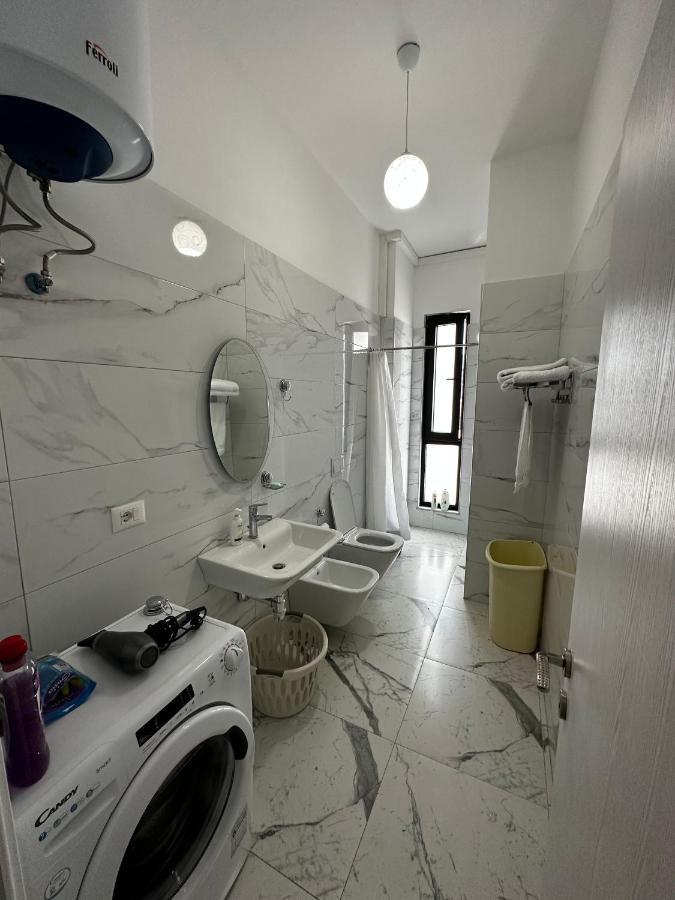 Ferienwohnung Myhouse At 21 Dhjetori Tirana Exterior foto